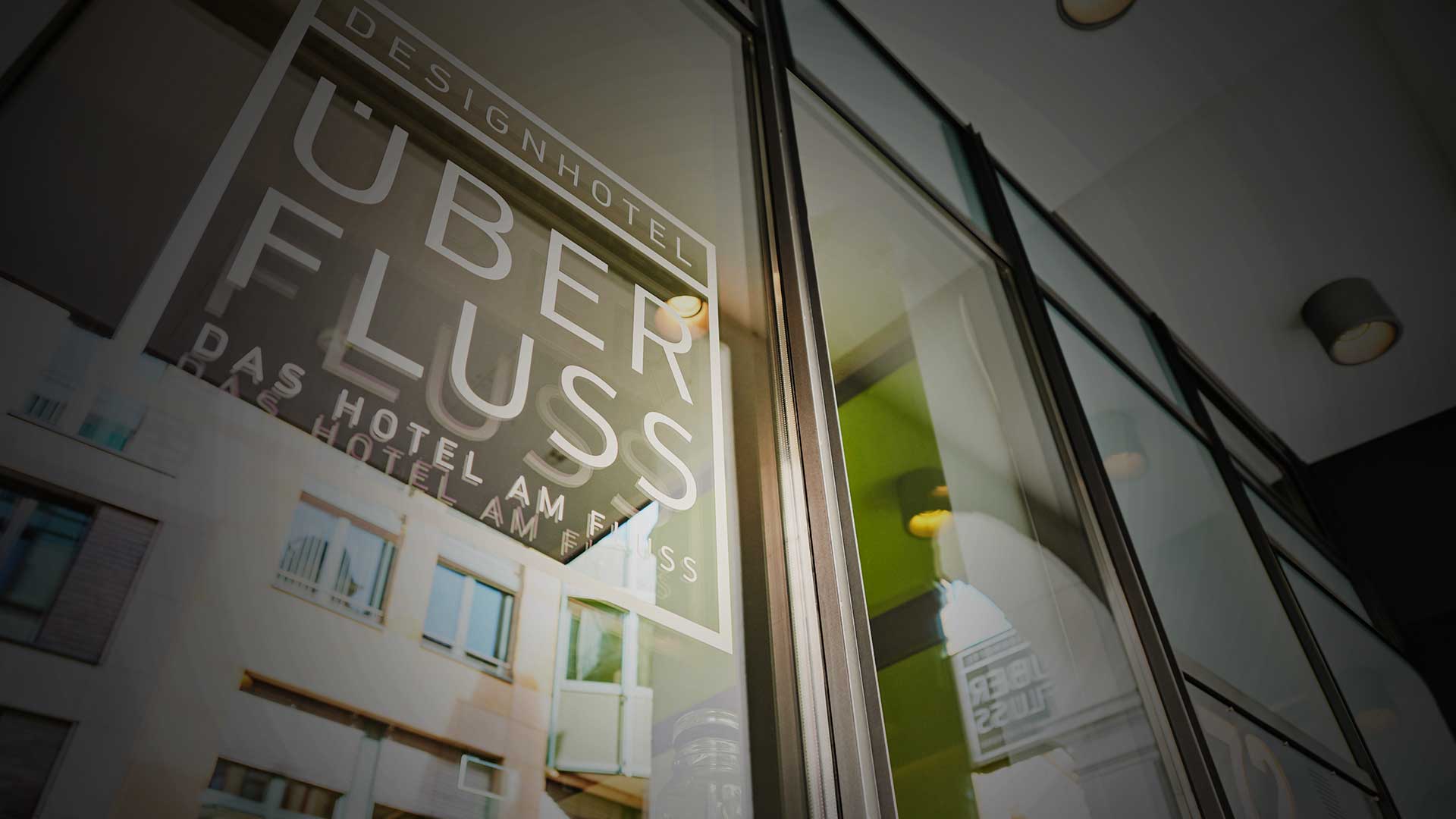 Header ÜberFluss Logo an Scheibe