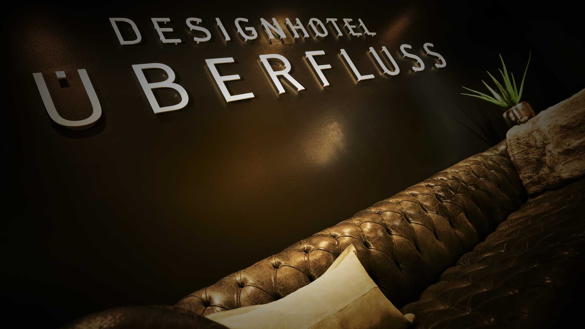 ÜberFluss Schriftzug über Couch